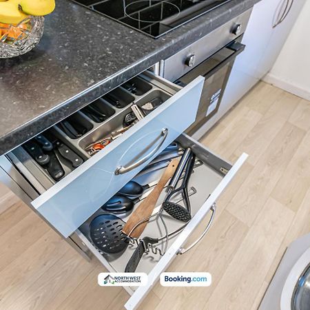 Modern 3Br House In Ince Ideal For Contractors & Long Stays Γουίγκαν Εξωτερικό φωτογραφία