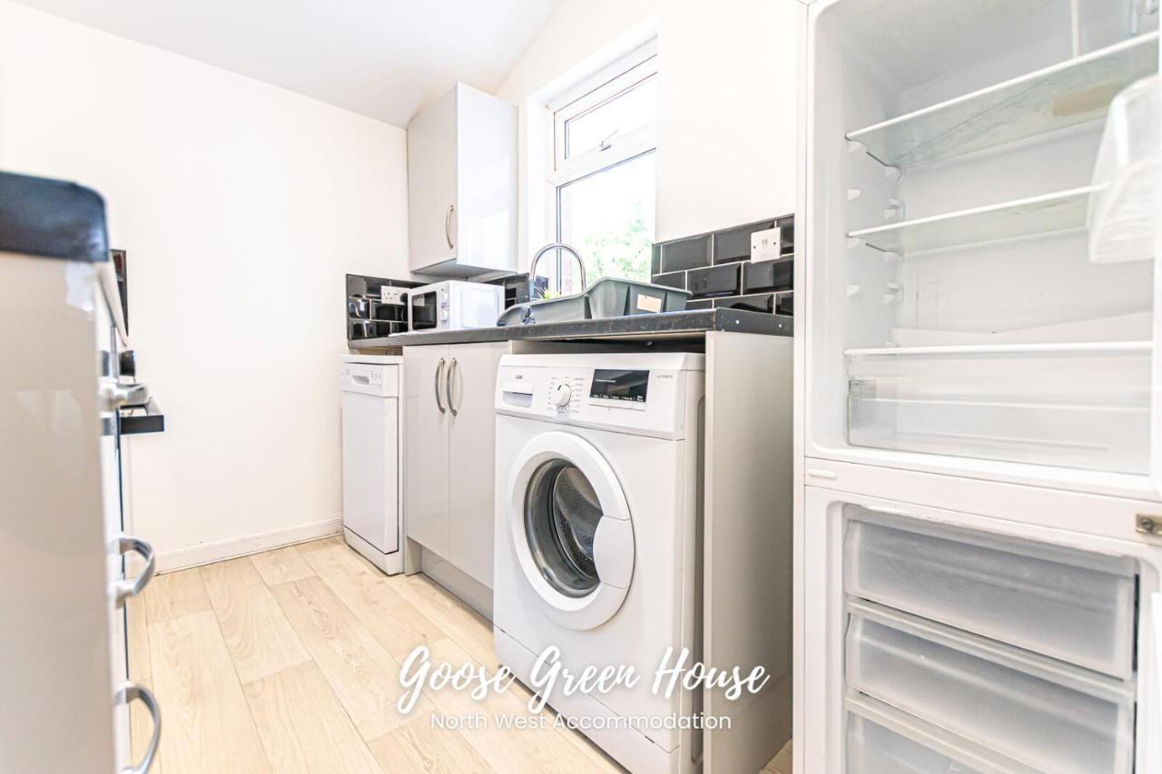Modern 3Br House In Ince Ideal For Contractors & Long Stays Γουίγκαν Εξωτερικό φωτογραφία