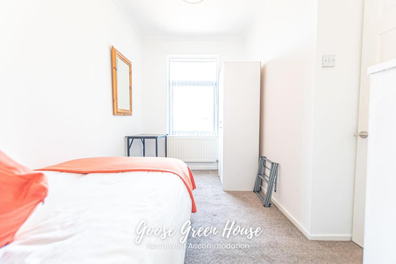 Modern 3Br House In Ince Ideal For Contractors & Long Stays Γουίγκαν Εξωτερικό φωτογραφία