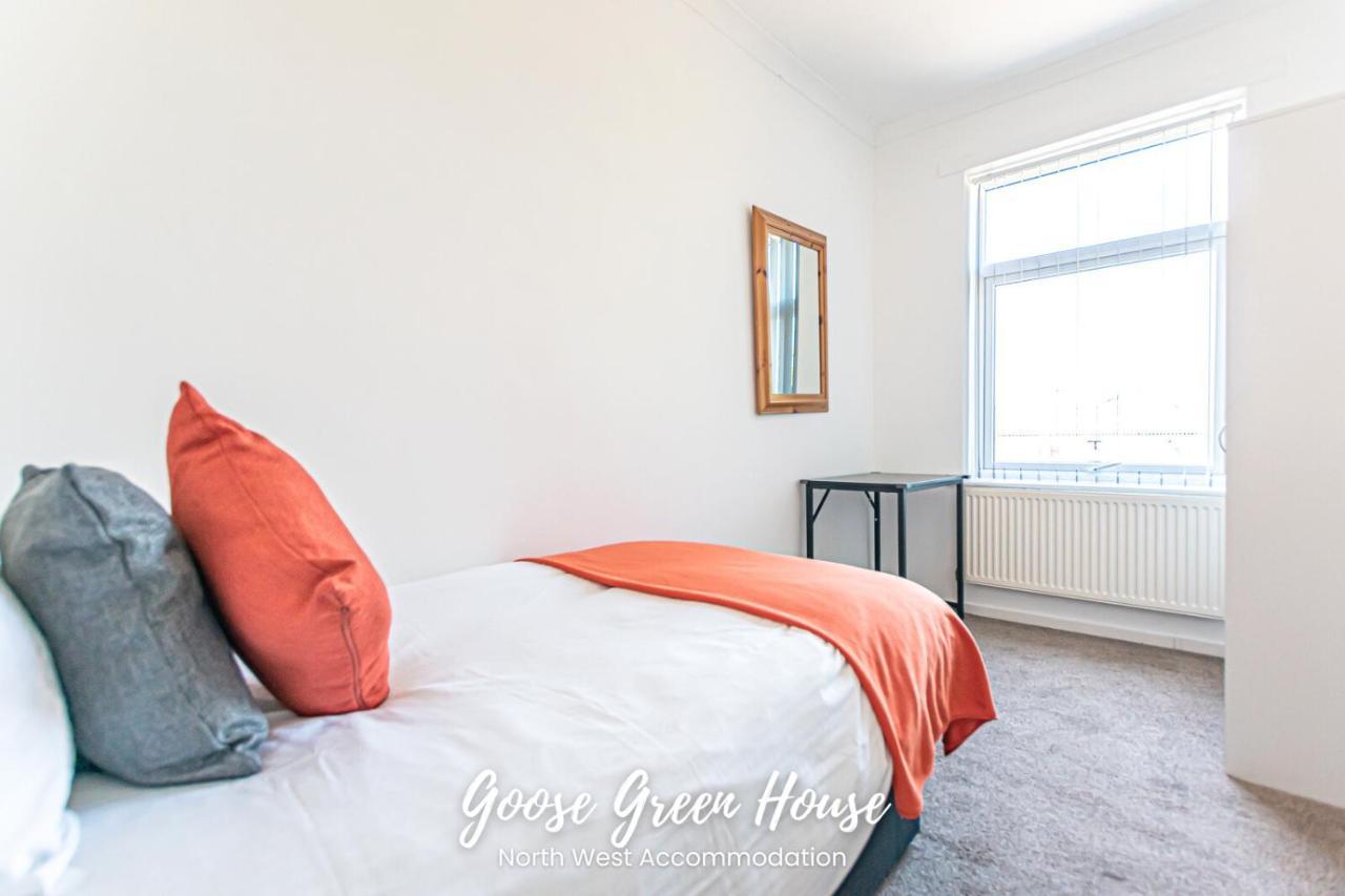 Modern 3Br House In Ince Ideal For Contractors & Long Stays Γουίγκαν Εξωτερικό φωτογραφία