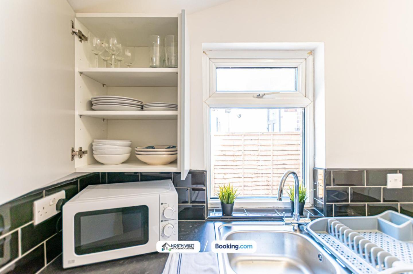 Modern 3Br House In Ince Ideal For Contractors & Long Stays Γουίγκαν Εξωτερικό φωτογραφία