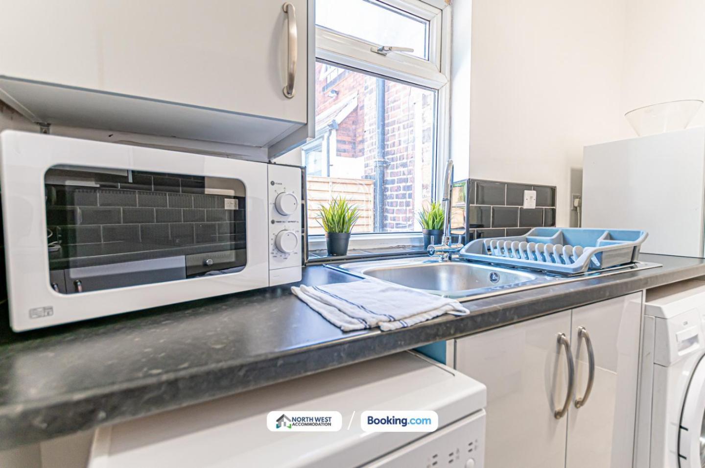Modern 3Br House In Ince Ideal For Contractors & Long Stays Γουίγκαν Εξωτερικό φωτογραφία