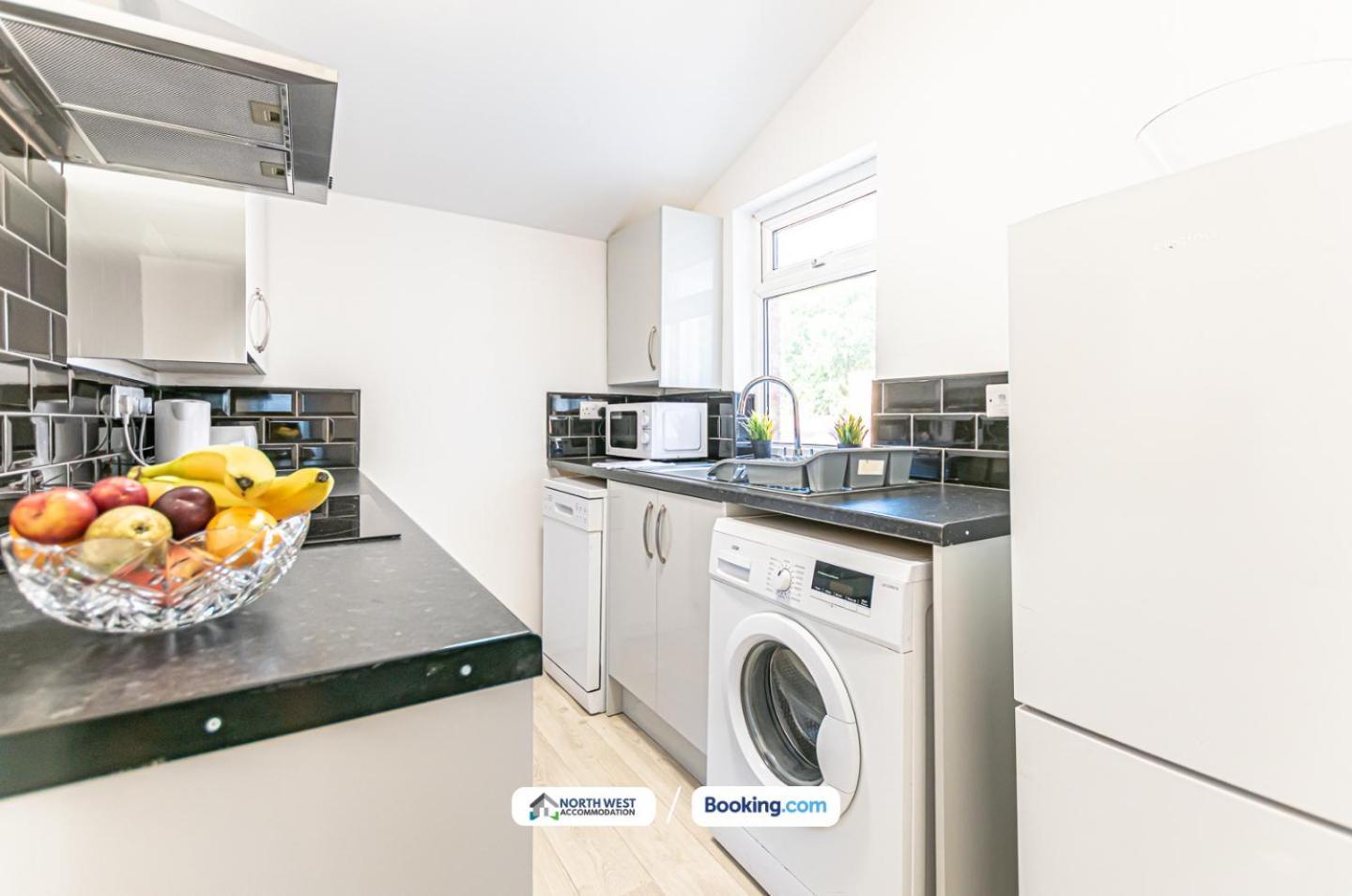 Modern 3Br House In Ince Ideal For Contractors & Long Stays Γουίγκαν Εξωτερικό φωτογραφία